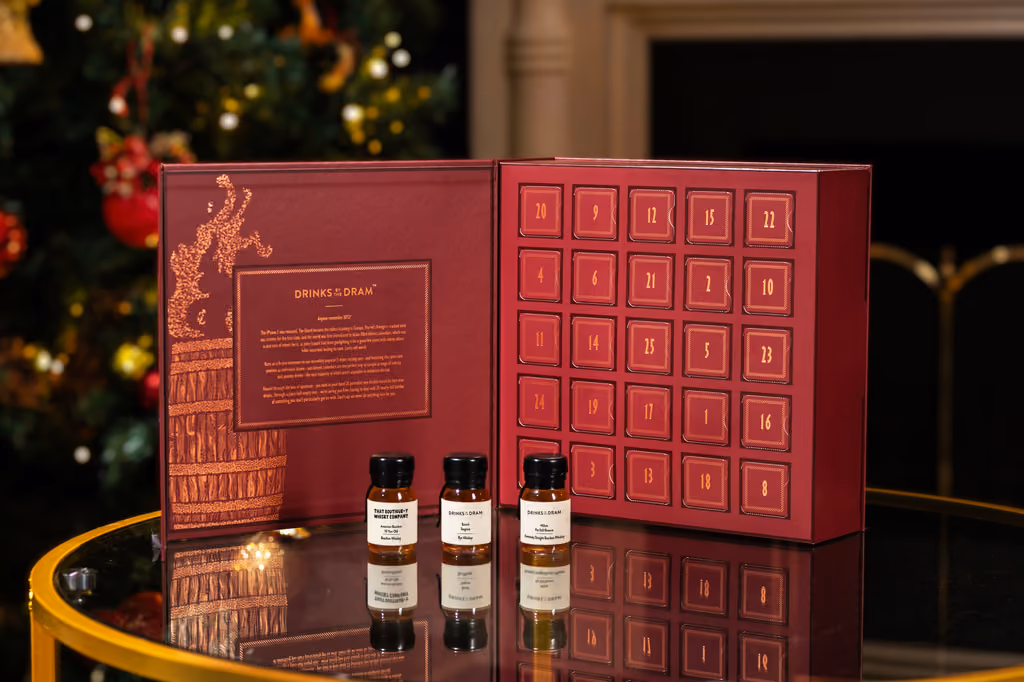The box opened like a book to 25 numbered doors, three drams in front on a gold table