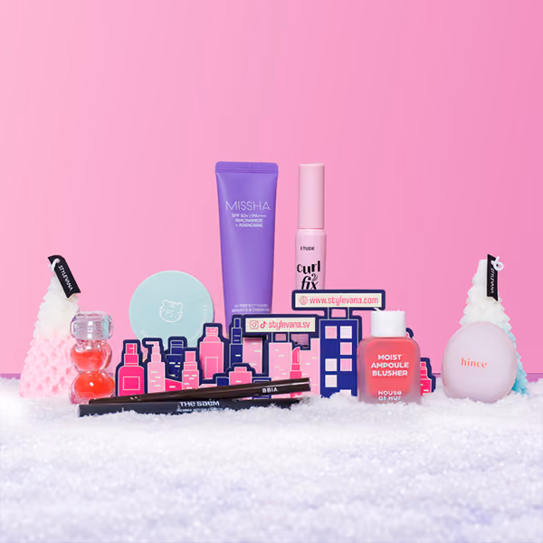 The make-up doors of the Stylevana 2026 advent calendar on snow