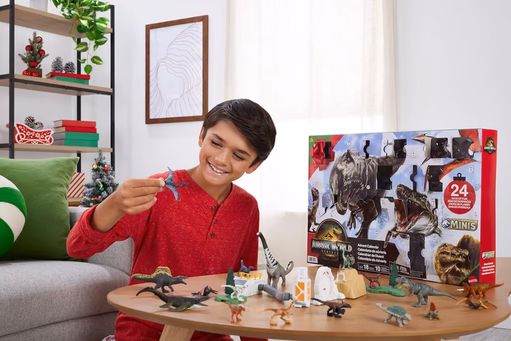Jurassic World Rebirth Adventskalender 2025, a child with the set