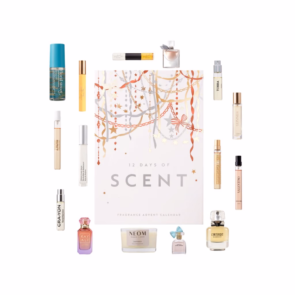 The fifteen fragrances and the candle laid out around the box