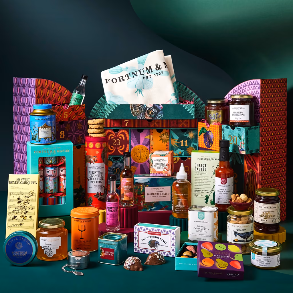 All 25 Feasting pieces laid out in front of the box